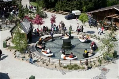 Quelle chanson diffuse-t-on en boucle dans  La ronde des canards  ?