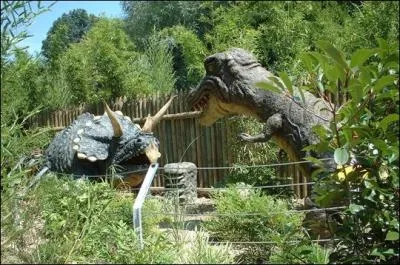 Ce ne sont pas de vrais dinosaures, rassurez-vous ! Qui nous persuade du contraire au dbut du parcours ?