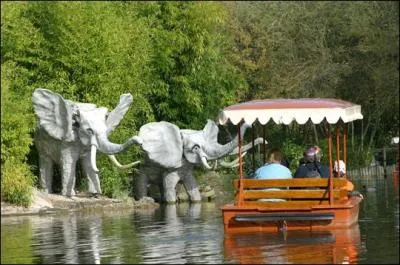 En face de quelle attraction se situe celle-ci ?