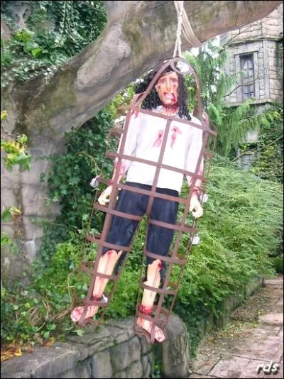 Devant quelle attraction peut-on voir ce mannequin sanglant  la priode Halloween ?