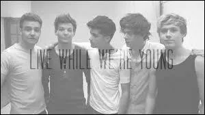 Qui chante cette chanson  Live While we're young 