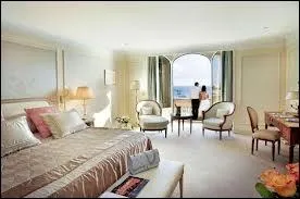 Quel prix peut atteindre une nuit avec ou sans toile,  l'htel Carlton  Cannes ?