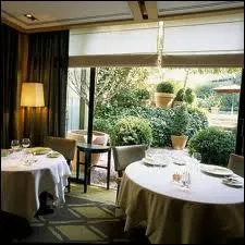 Dans quelle ville pourrez-vous djeuner au restaurant   Trois Gros  class *** par le Guide Michelin Michelin ?