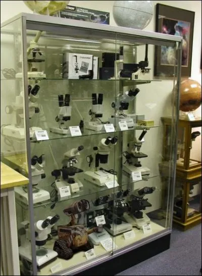 Ce truc n'est pas un microscope. Quand on ne sait pas, on ne vend pas. De quel dessin anim s'est-il chapp pour se retrouver l ?