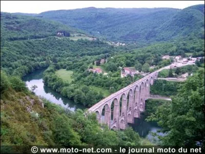 Parmi ces cours d'eau, lequel coule uniquement en France ?