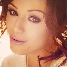 Avec qui chante-t-elle With Ur Love ?