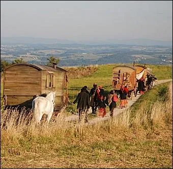 Sur les chemins de grand soleil, Ils sont venus, ils sont tous l... .