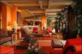 Si vous passez une nuit  l'htel ***** Le Byblos  saint Tropez,  combien risque de s'lever la note ?