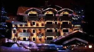 Dans quelle station peut-on loger  l'htel  Le cheval blanc  class 5 toiles ?