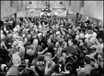 Le film reste muet  90% et les cartons de dialogue sont prsents. Mais les premires lignes de dialogue apparaissent. Elles sont dites par qui ?