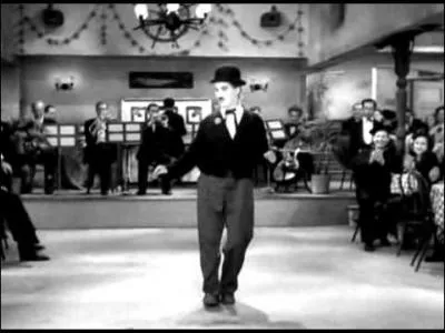 C'est la dernire apparition de Charlot (le vagabond) au cinma et sa voix n'apparat qu'une seule fois dans le film  l'occasion d'un numro extraordinaire; mais  quelle occasion ?