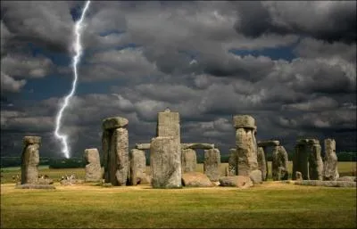 Stonehenge, dont le nom signifie  les pierres suspendues , est un grand monument mgalithique compos d'un ensemble de structures circulaires concentriques. Celui-ci a t rig entre :
