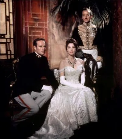 Charlton Heston et Ava Gardner forment le couple vedette de ce film de Nicholas Ray, qui retrace le sige du quartier des ambassades, sige qui dura cinquante cinq jours. L'histoire se passe  :