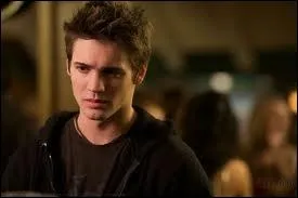 Que fait Damon pour protger Jeremy ?