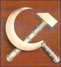 Quel parti a gard dans son logo une trace de la faucille et du marteau ?