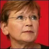 Quel parti a un logo tout simple : trois lettres blanches sur fond rouge.