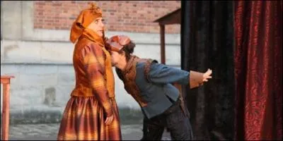 Qu'est-ce qu'il fait le  frivoliste  avec  la maman tton  ?