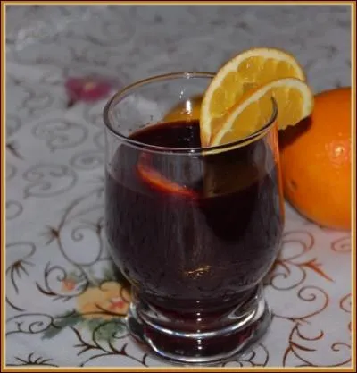 Non seulement vous aimez le parfum qui se dégage d'un vin chaud mais, vous vous en régalez. De quoi en faire une "gorge chaude". Quel vin utilise-t-on traditionnellement ?