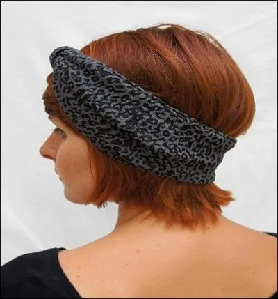 Il n'y a pas que le bandeau et le bonnet qui donnent l'impression ... ... . Ne serait-ce pas l'abus de vin chaud qui en serait le responsable ?