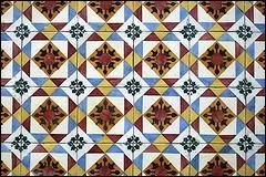 Ils sont assembls en panneaux muraux et, ils dcorent merveilleusement les tavernes, les gares, les difices religieux, aussi bien au Portugal qu'en Espagne.