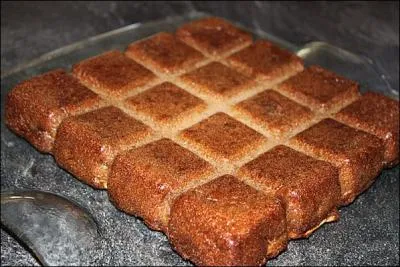 Vous absorbez 30g de confiture aux fruits avec 2 petits pains au lait le matin, 1 Activia saveur fraise le midi, 250mL de Ice Tea dans l'aprs-midi. Combien de carrs de sucre cela reprsente-t-il ?