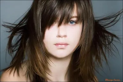 Tout est permis  une jolie personne. Cette jeune fille a adopt la coupe :