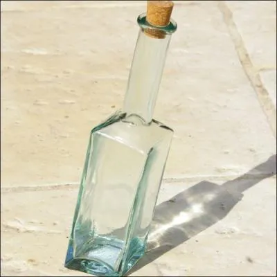 Rien de grossier chez les Caldoches quand ils astiquent la bouteille carre. Que font-ils ?