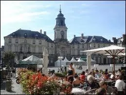 Je me rends dans la prfecture du dpartement de l'Ille-et-Vilaine, c'est--dire  Rennes. Ses habitants portent le gentil ...