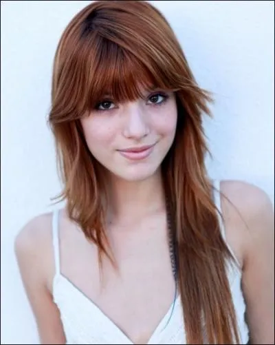 Bella a aussi un  problme  dans sa vie, qui peut parfois la gner, mais elle en parle assez souvent  ses fans. Quel est ce problme ?