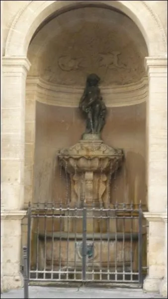 Pourquoi y a-t-il le mot  Ourcq  inscrit sur la fontaine de Joyeuse ?