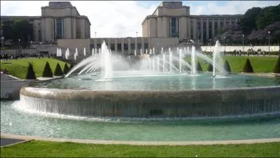 De quand datent les gigantesques fontaines du Trocadro ?