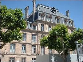 Durant sa jeunesse, 1533-1572, il fut initi  de nombreuses activits artistiques. Son ducation se rvla trs solide. Quelles principales disciplines structurrent son immense rudition ?