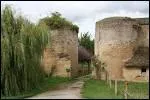O peut-on voir le chteau fort de Coucy, une incroyable forteresse du XIIIe sicle, dont le donjon avant sa destruction en 1917 mesurait 54m de haut ?