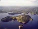 Au milieu du plus important plan d'eau du Limousin, une le est un site unique, qui appartient au Centre international d'art et du paysage. Quelle est cette le ?