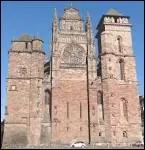 Cette cathdrale en grs rose est monumentale, colossale, commence au XIIIe sicle sur les ruines d'une cathdrale romane, sa construction se poursuit sur trois sicles. Quelle est-elle ?