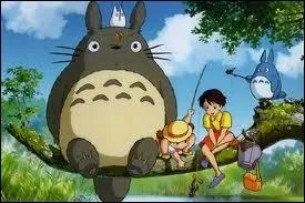 Dans quel film d'animation Mei (4 ans) et sa grande soeur Satsuki (11 ans) rencontrent-elles une drle de crature esprit de la fort ?