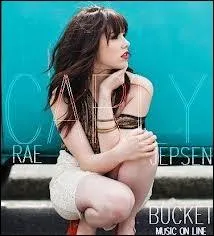 Elle sort  Bucket  en :