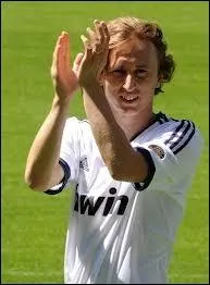 Il est milieu de terrain. Comment se nomme-t-il ?