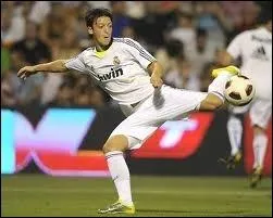 Il est un dfenseur, il se nomme ...