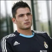 Il est au poste de gardien du but, il s'appelle ...