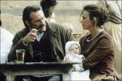 Estelle, nourrisson de 3 mois, entre le Maheu et la Maheude. Elle est la dernière d'une fratrie de 7 enfants.