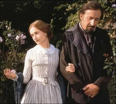 « Elle disposa ses cheveux comme d'après les recommandations de son coiffeur, et elle entra dans sa robe de barège, étalée sur son lit. Le pantalon de Charles le serrait au ventre. »