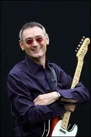 Guitariste et compagnon de scène de Jean-Jacques Goldman, Michael Jones est d'origine...