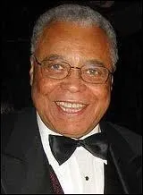 James Earl Jones a incarné l'amiral Greer à trois reprises dans des films adaptés de romans de Tom Clancy. Cherchez l'intrus.