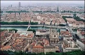 Partons  Lyon, prfecture du dpartement du Rhne, o les habitants se nomment les ...