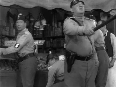 Les scnes dans le ghetto o on voit des affiches (et ici des tomates) utilisent deux langues; lesquelles ?