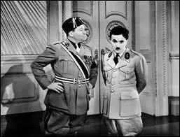 Quels sont les procds burlesques utiliss par Chaplin pour dnoncer la manire dont Hitler manipule les foules ?