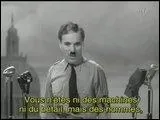  la fin, un personnage force le discours de Chaplin. Que lui dit-il pour le convaincre de parler ?