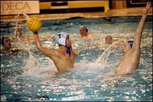 En dehors des 5 mtres, le joueur qui obtient un coup franc en sa faveur peut-il tirer directement ?