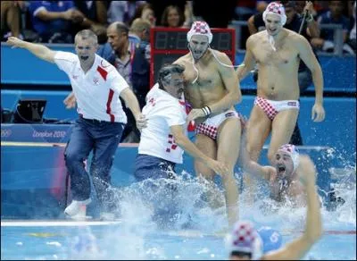 Dans un match chez les lites (=pro), il y a 4 quarts-temps de 8 minutes avec entre chacun d'eux 2 minutes de pause. Entre les deux, il y a une plus longue pause, comme une mi-temps au foot. Il y a :